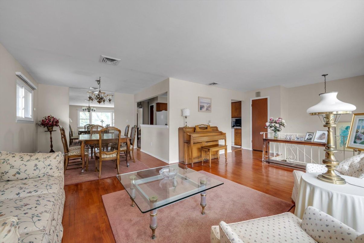 Chandelier, Dining room, Interior, Piano, Wood Texture Flooring