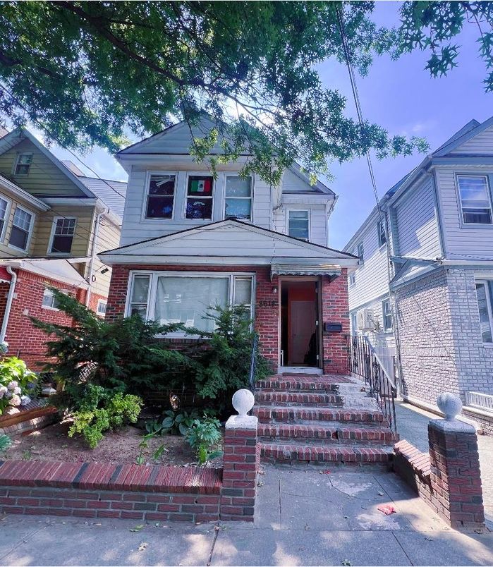 Exterior, Facade, Brick Facade, Queen Anne Victorian