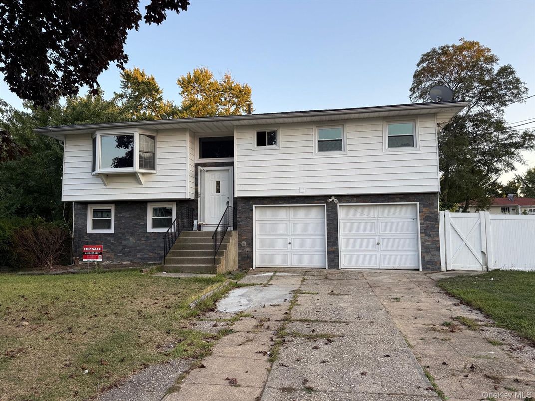 Attached, Exterior, Facade, Raised Ranch