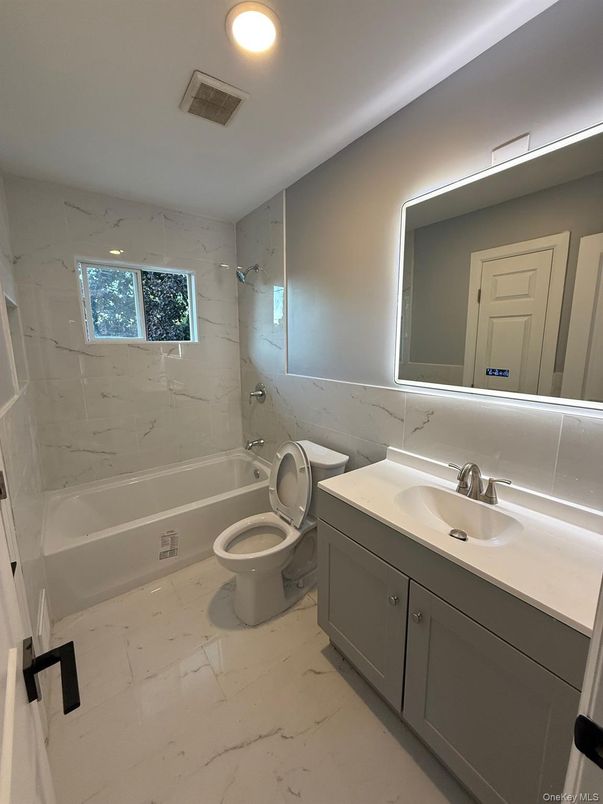 Bathroom, Interior, Marble, Marble Walls, Recessed Lighting