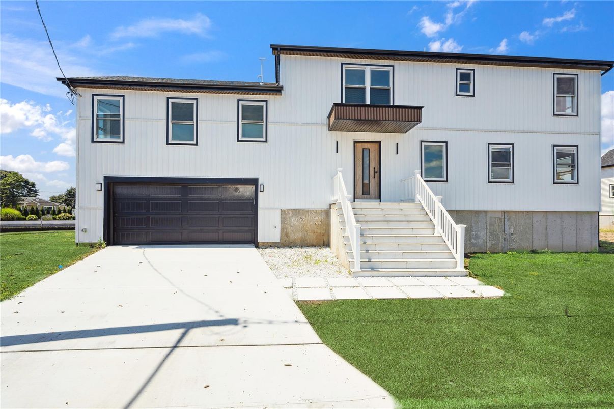 Attached, Exterior, Facade, Raised Ranch