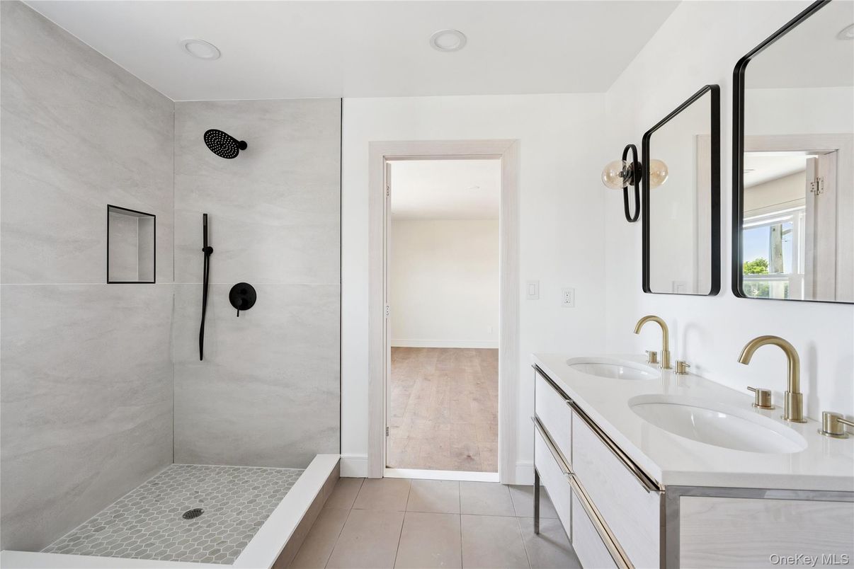 Bathroom, Dual Sink Vanities, Interior, Recessed Lighting