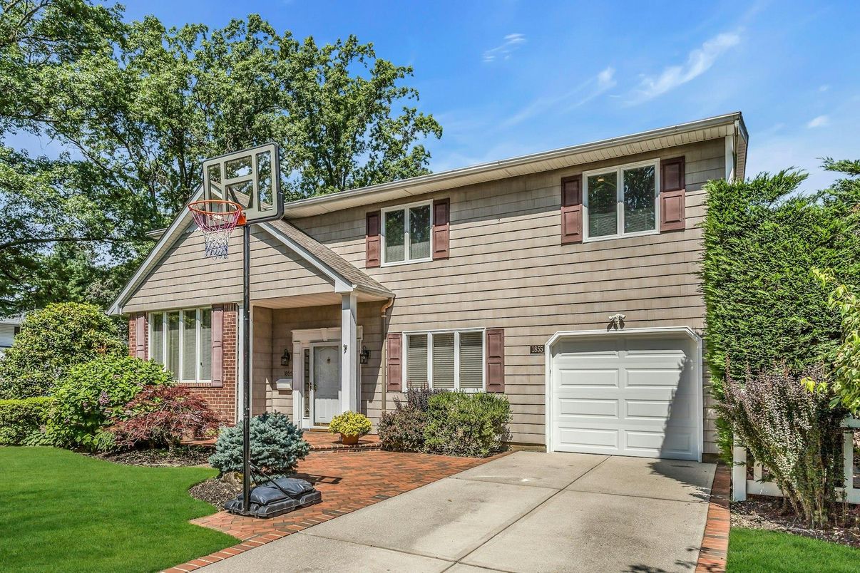 Attached, Exterior, Facade, Split Level