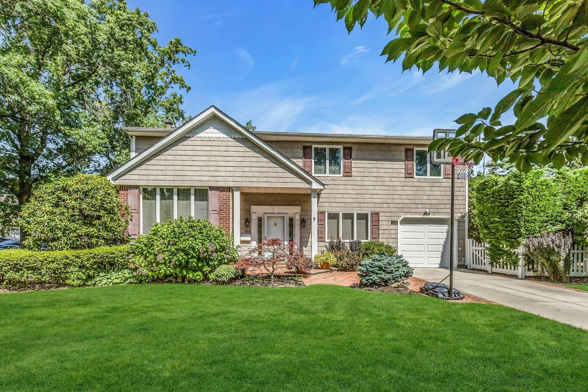 Attached, Exterior, Facade, Brick Facade, Split Level