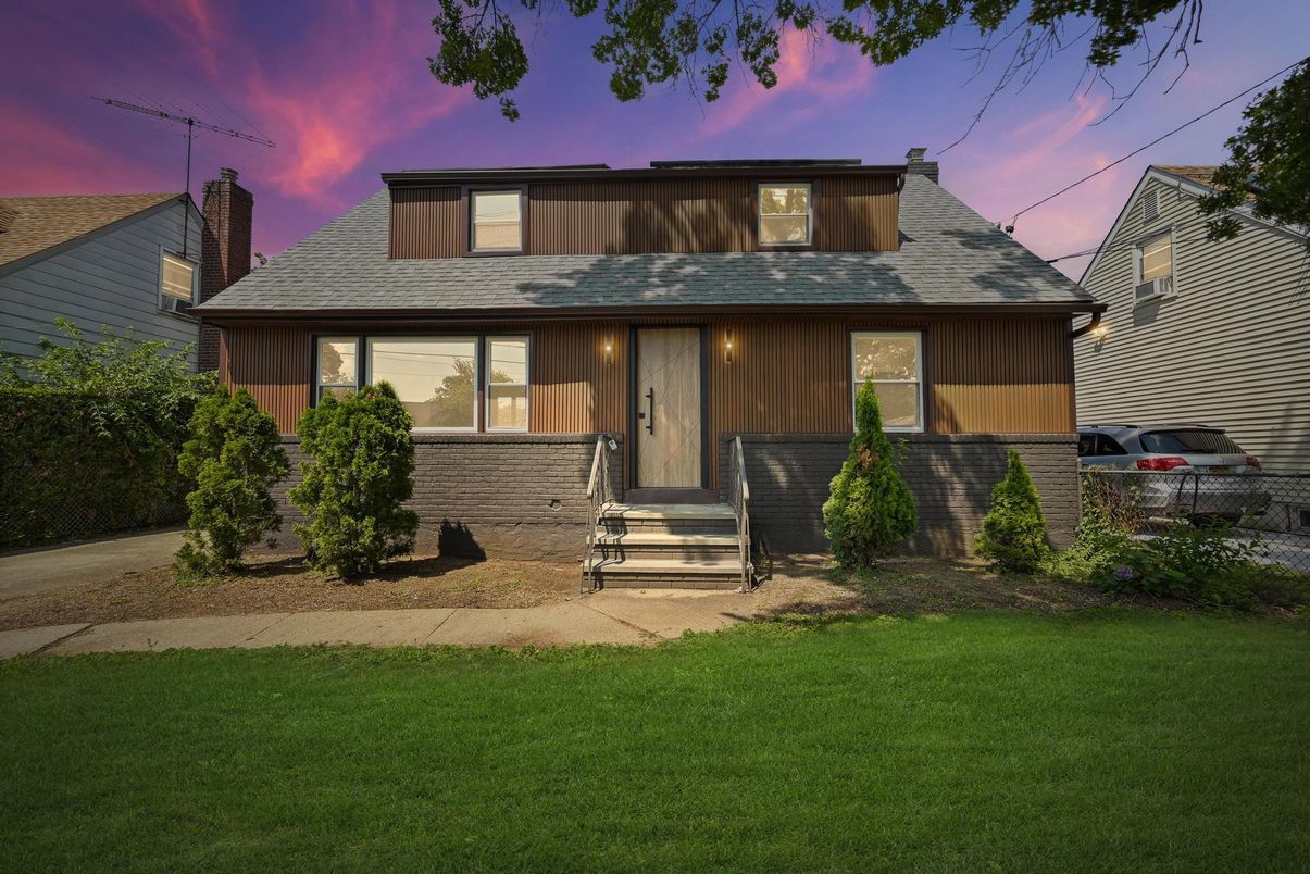 Exterior, Facade, Cape Cod