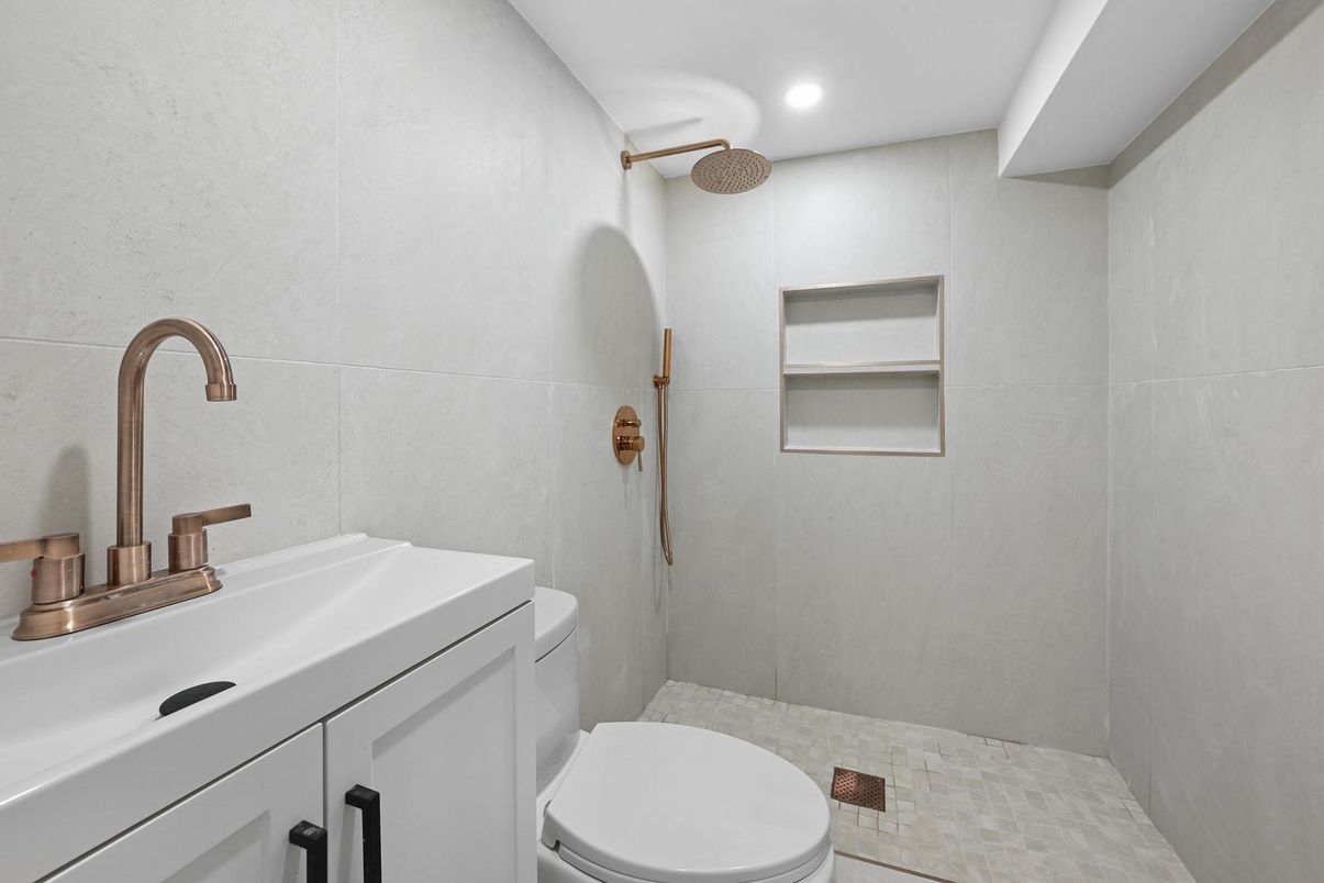 Bathroom, Interior, Recessed Lighting