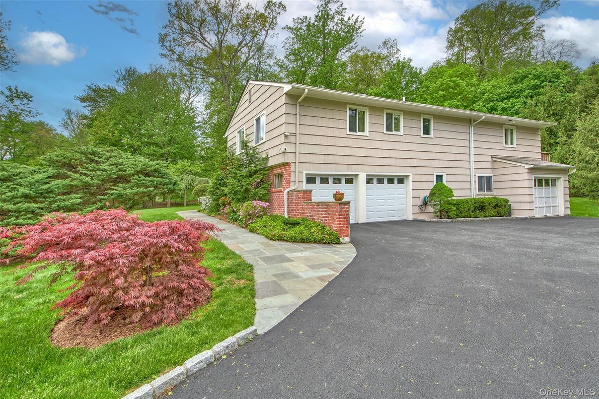 Attached, Exterior, Facade, Brick Facade, Raised Ranch