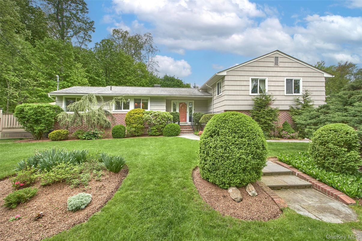 Exterior, Facade, Split Level