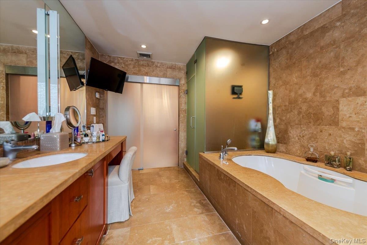 Bathroom, Dual Sink Vanities, Interior, Recessed Lighting