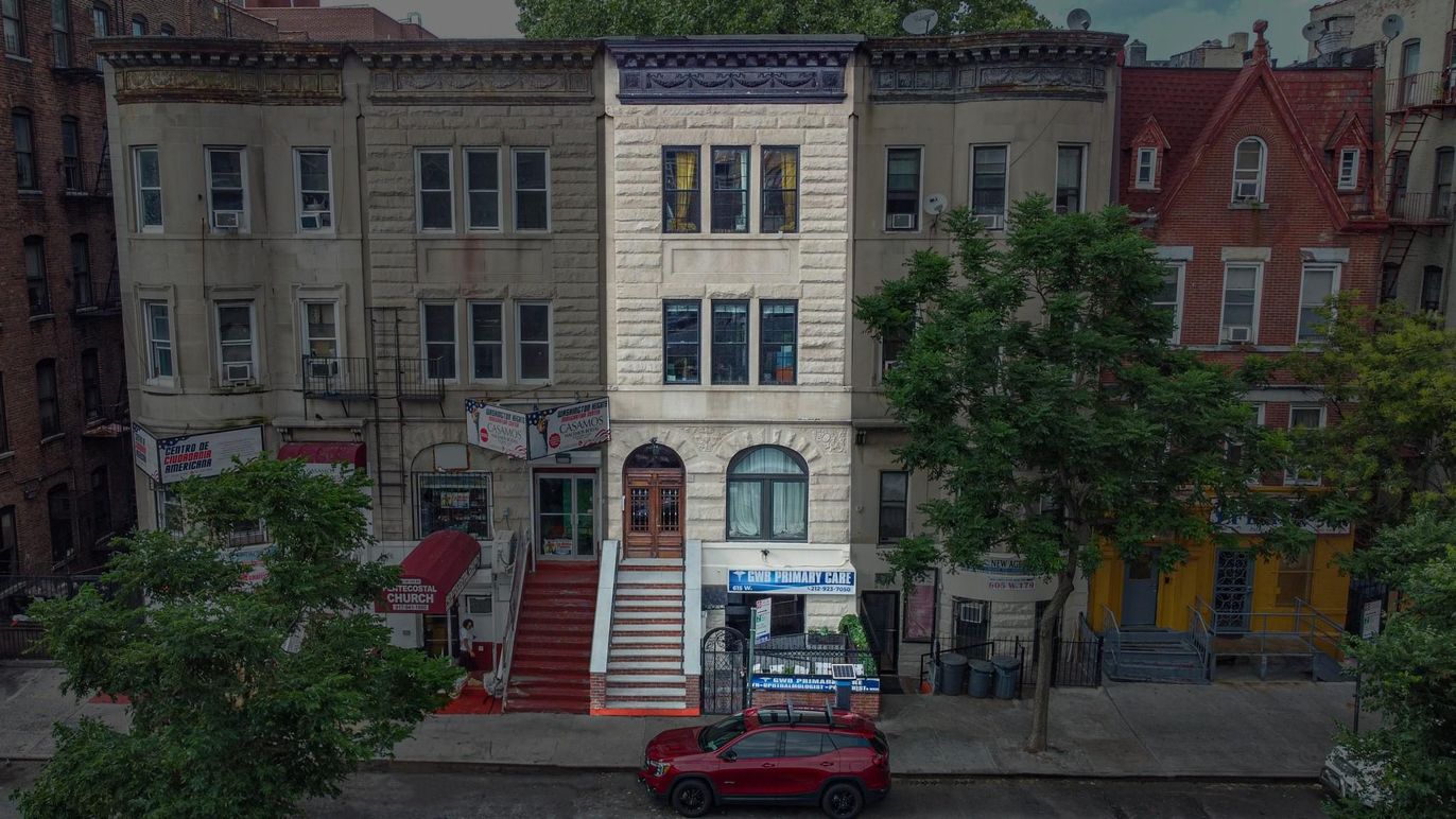 Exterior, Facade, Rowhouse