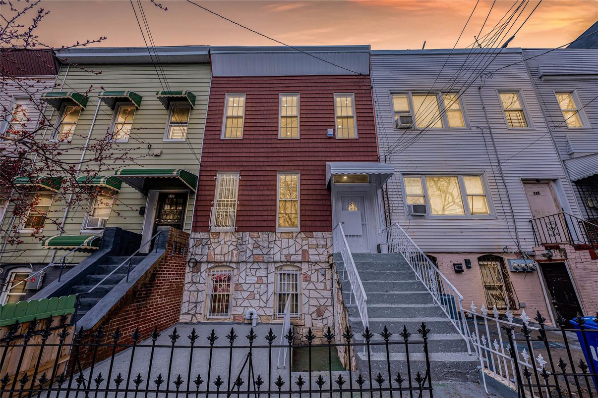 Exterior, Facade, Rowhouse