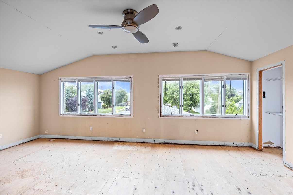 Empty room, Interior