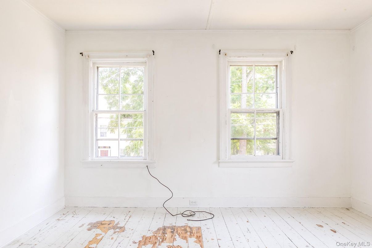 Empty room, Interior