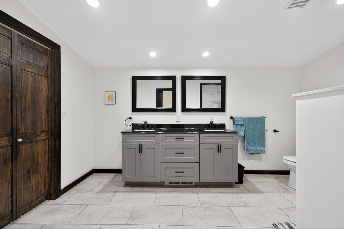 Bathroom, Dual Sink Vanities, Interior, Recessed Lighting