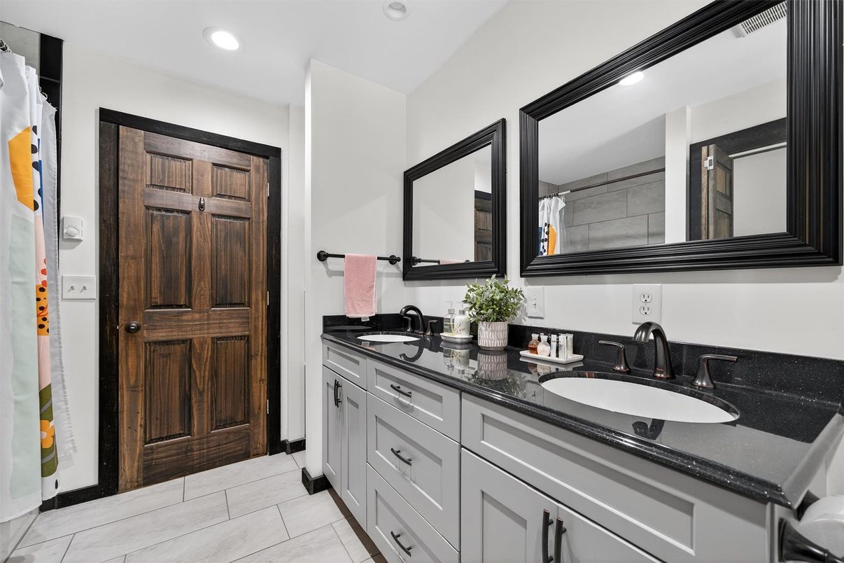 Bathroom, Dual Sink Vanities, Interior, Recessed Lighting