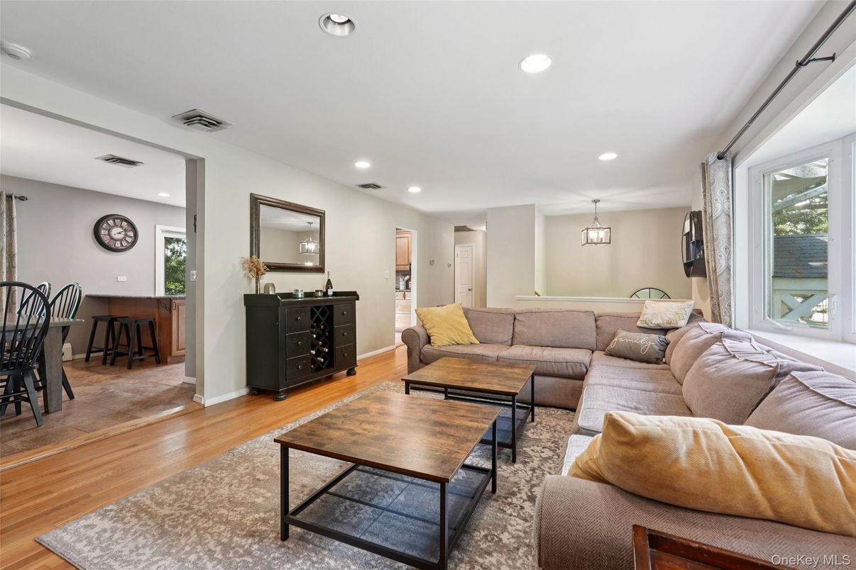 Dining room, Interior, Living room, Pendant Lights, Recessed Lighting, Wood Texture Flooring