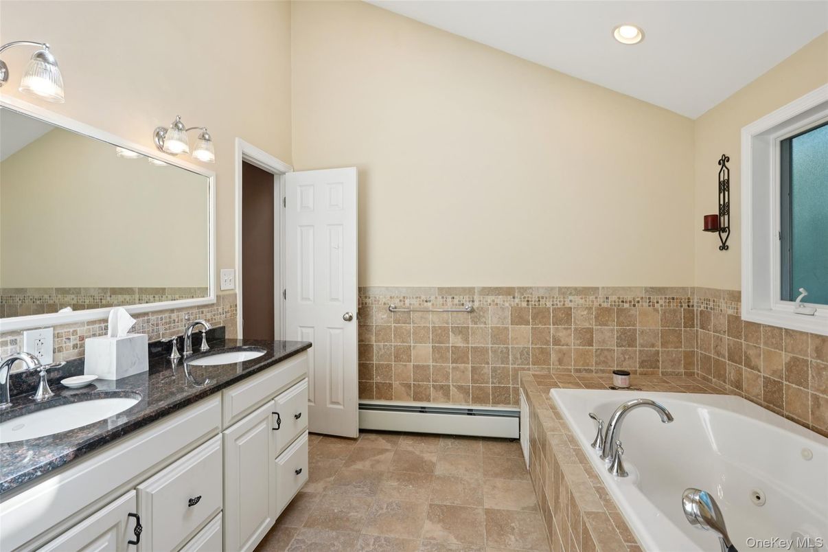 Bathroom, Dual Sink Vanities, Interior, Recessed Lighting