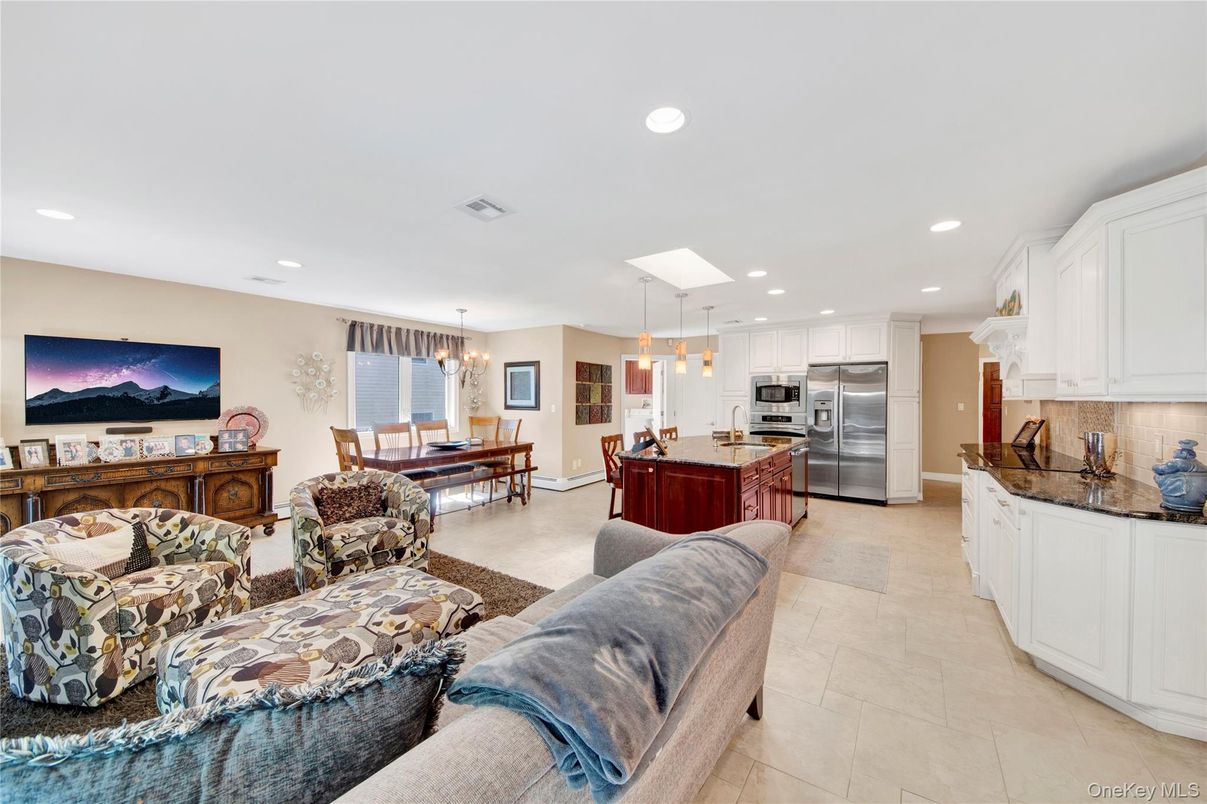 Dining room, Interior, Kitchen, Living room, Pendant Lights, Recessed Lighting, Stainless Steel Appliances