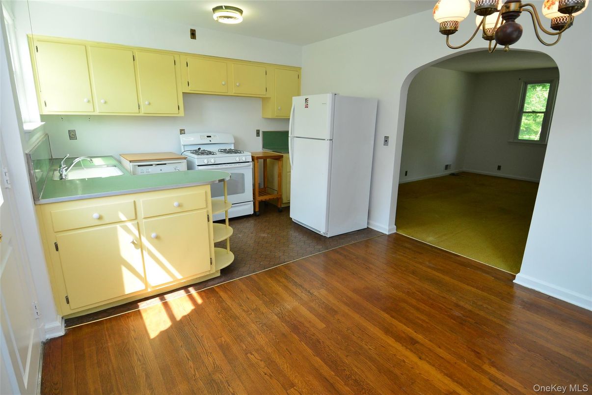 Chandelier, Interior, Kitchen, Wood Texture Flooring