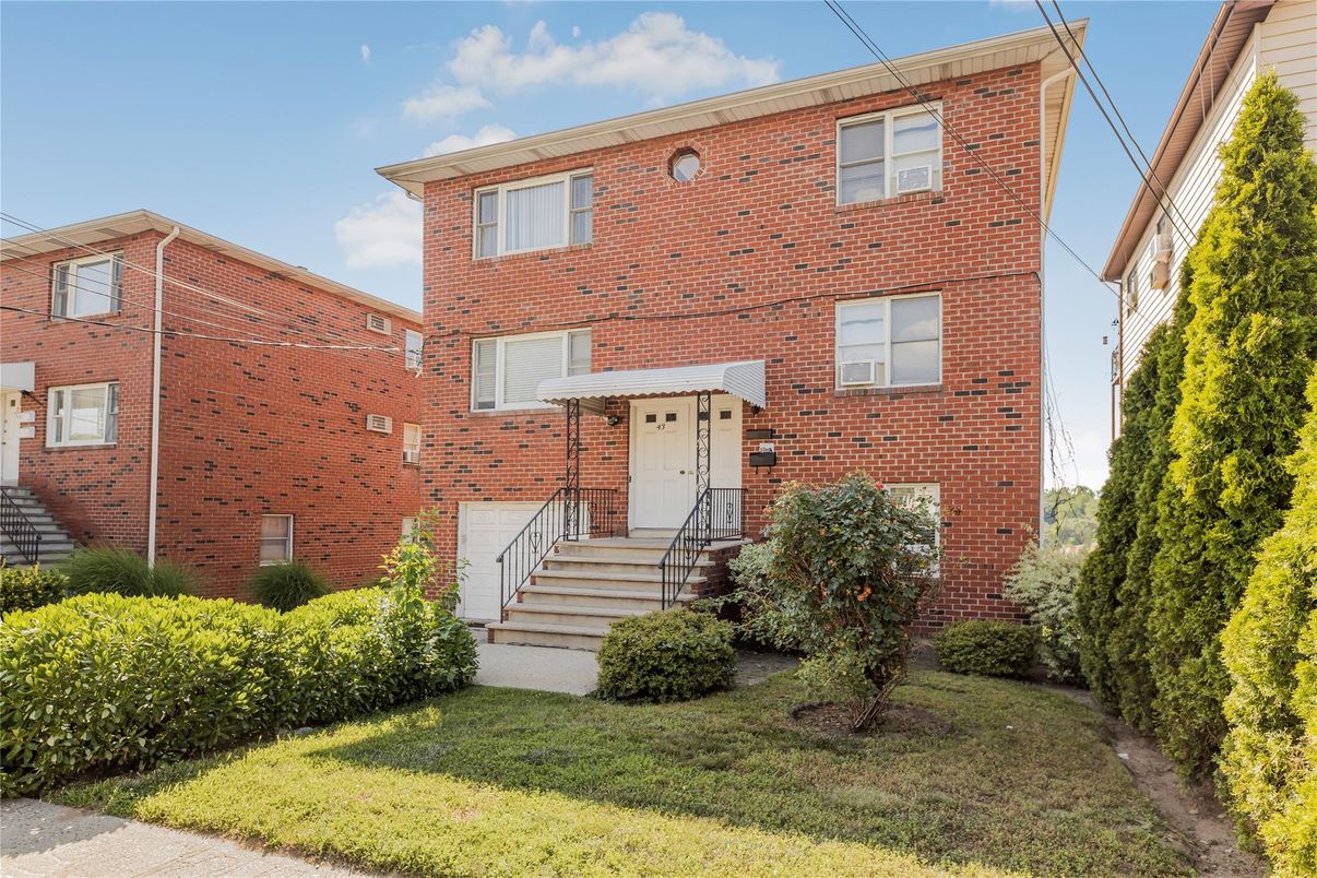 Exterior, Facade, Brick Facade, Rowhouse