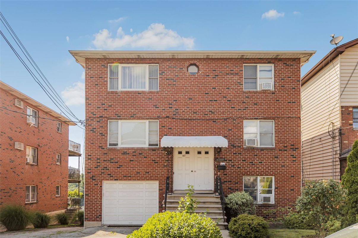 Attached, Exterior, Facade, Brick Facade, Georgian