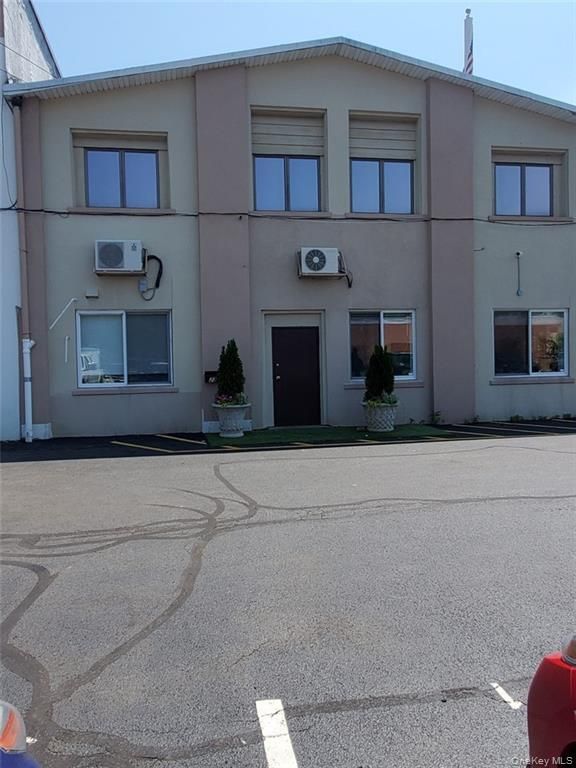 Exterior, Facade, Rowhouse