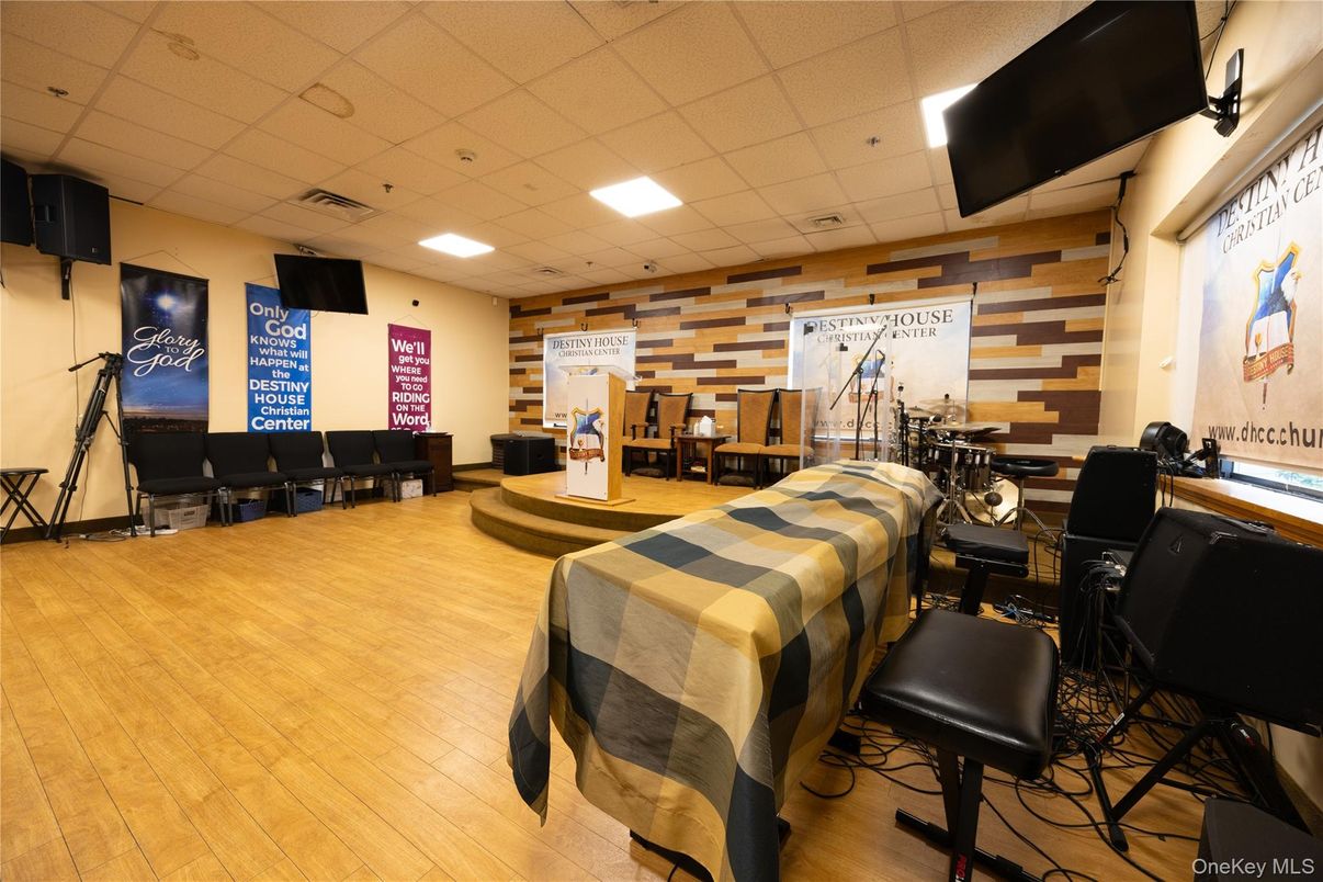 Interior, Recessed Lighting, Wood Texture Flooring, Wooden Walls