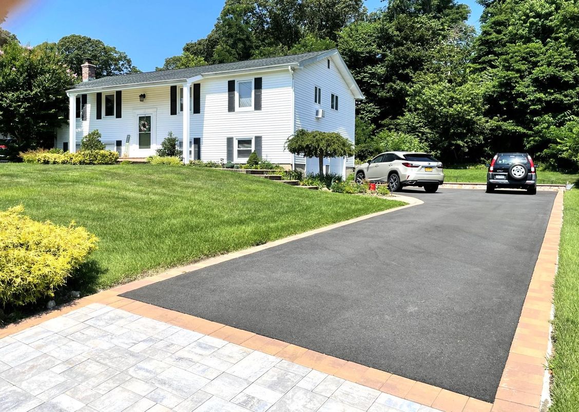Exterior, Facade, Raised Ranch