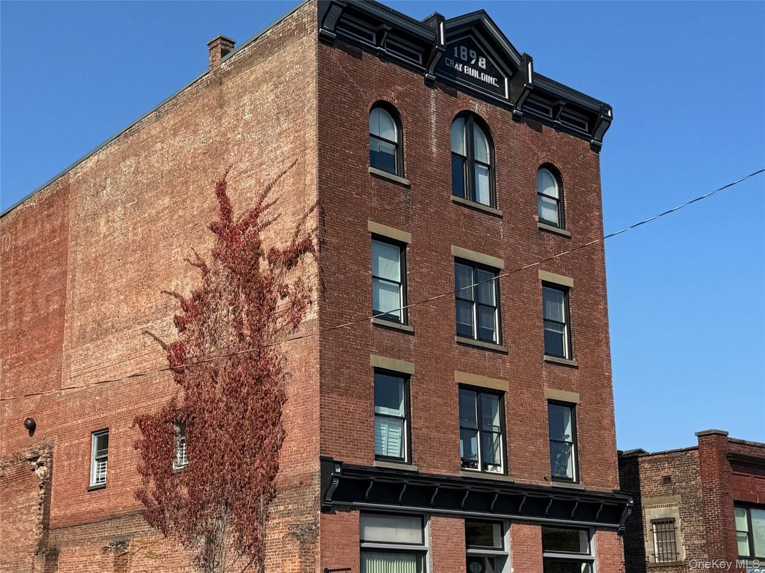 Exterior, Facade, Rowhouse