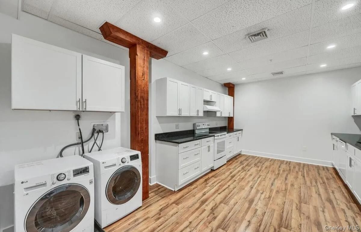 Interior, Recessed Lighting, Washer, Wood Texture Flooring