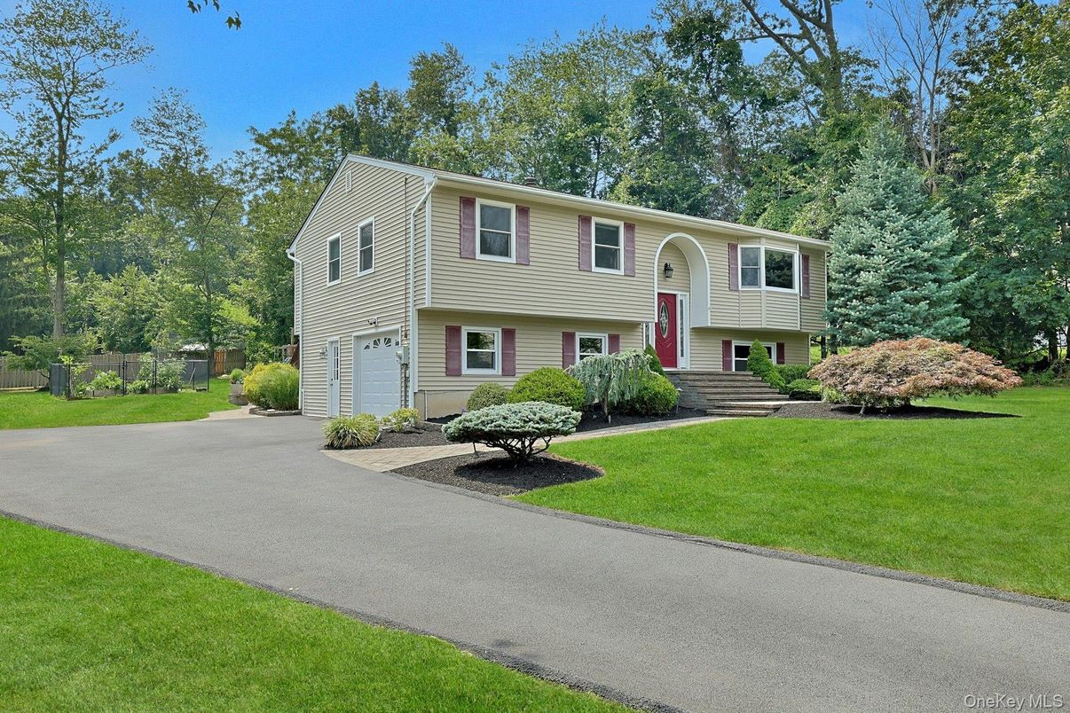 Attached, Exterior, Facade, Raised Ranch