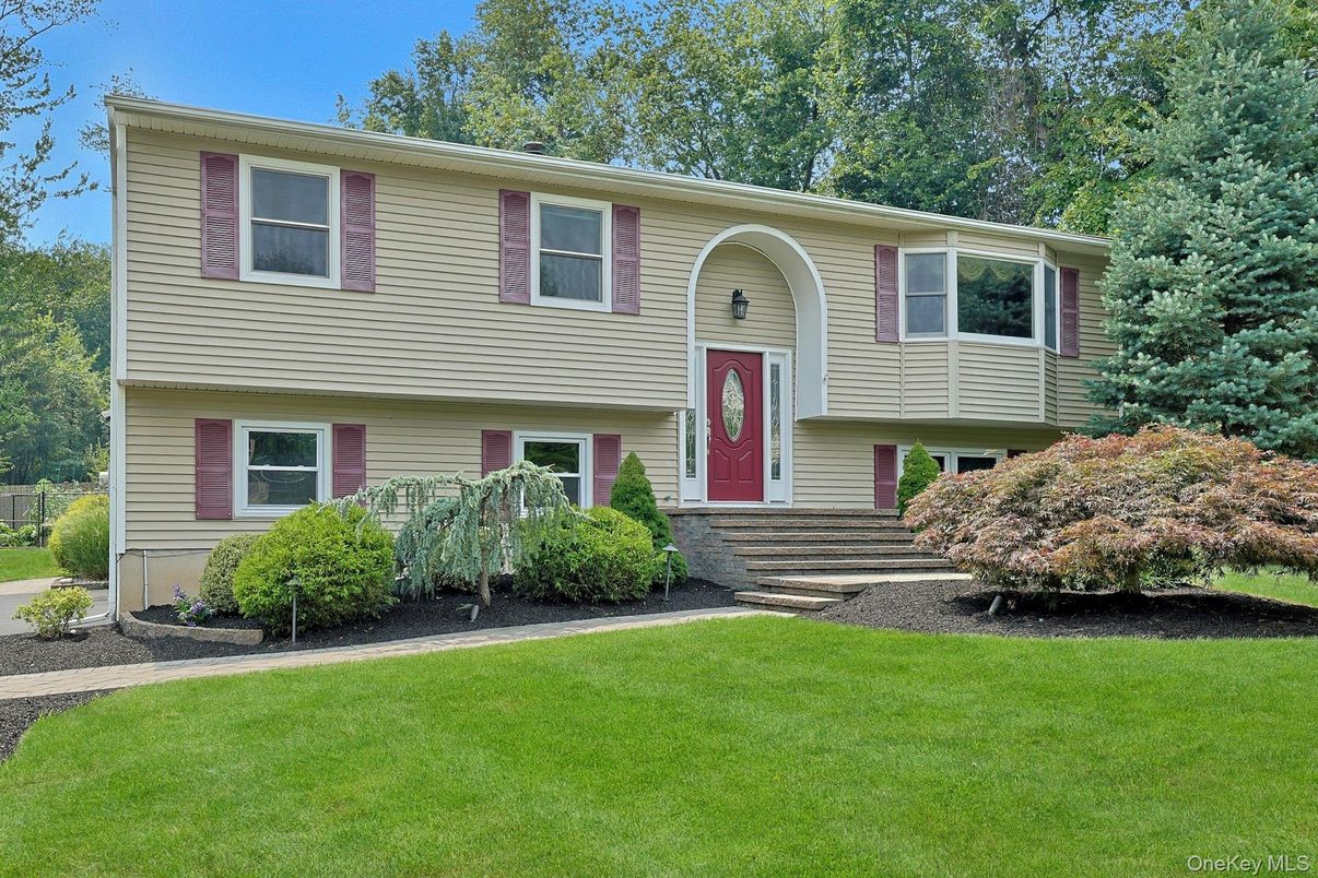 Exterior, Facade, Raised Ranch