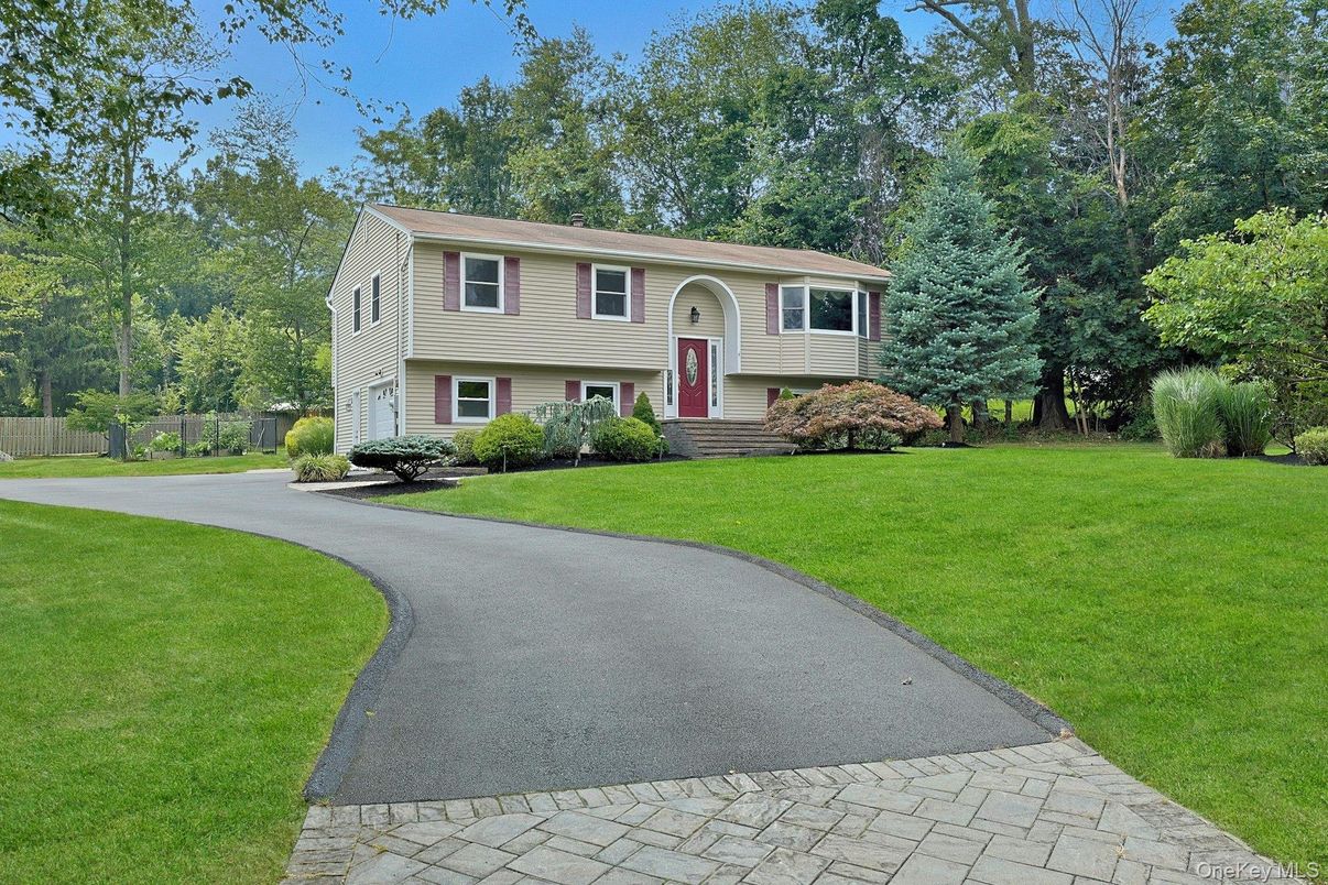 Exterior, Facade, Raised Ranch