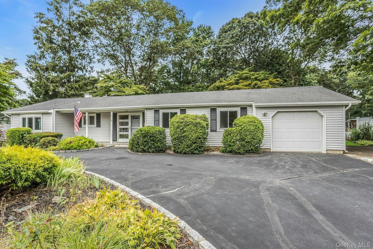 Attached, Exterior, Facade, Ranch