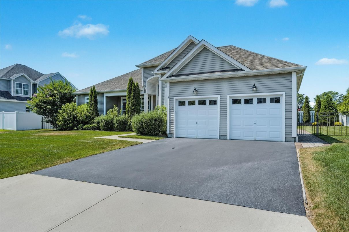 Attached, Exterior, Facade, Ranch