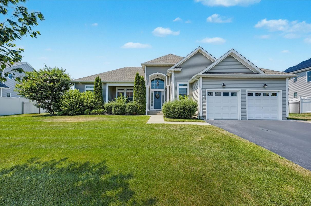 Attached, Exterior, Facade, Ranch