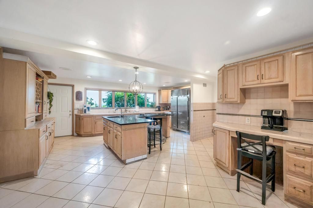 Chandelier, Interior, Kitchen, Recessed Lighting, Stainless Steel Appliances