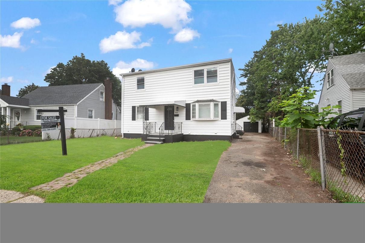 Backyard, Exterior, Facade, Raised Ranch