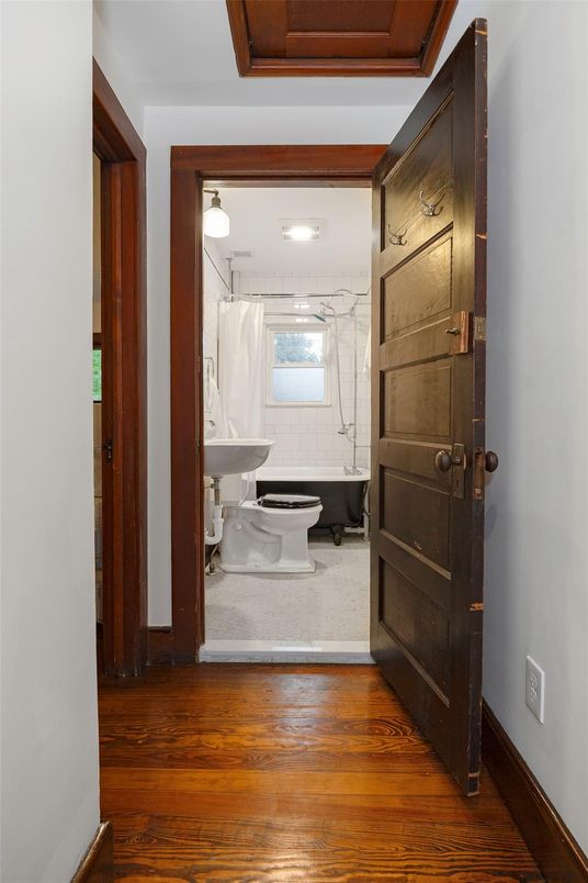 Bathroom, Interior, Recessed Lighting, Wood Texture Flooring