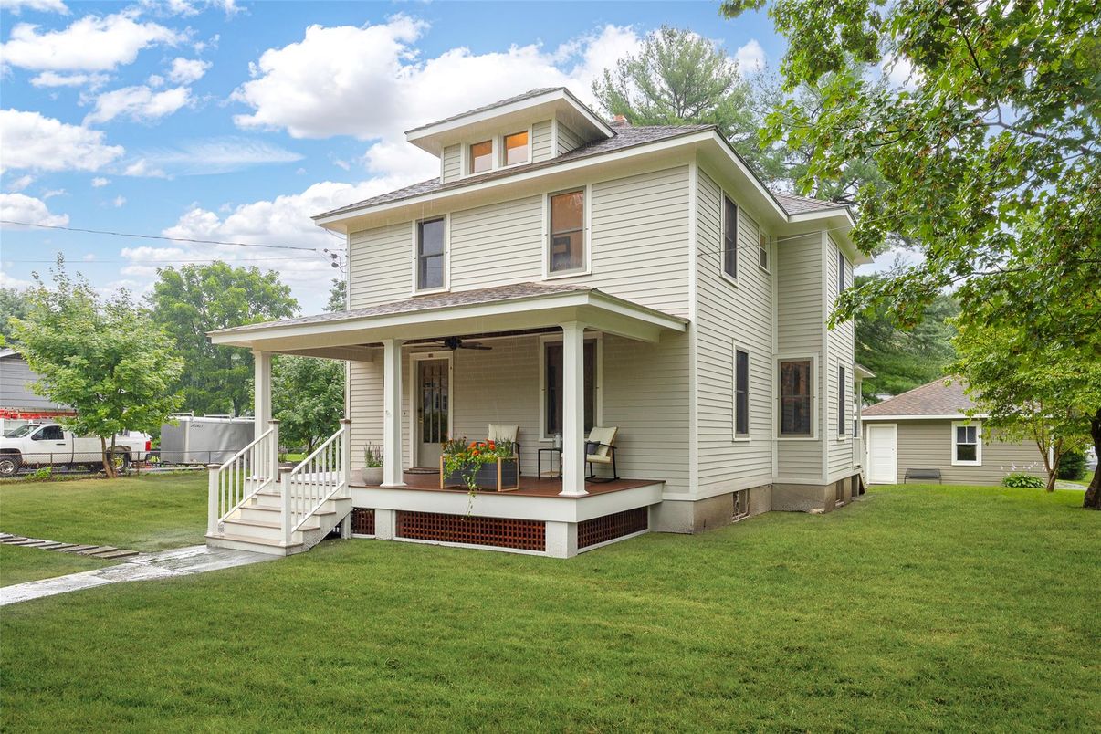 Exterior, Facade, American Foursquare