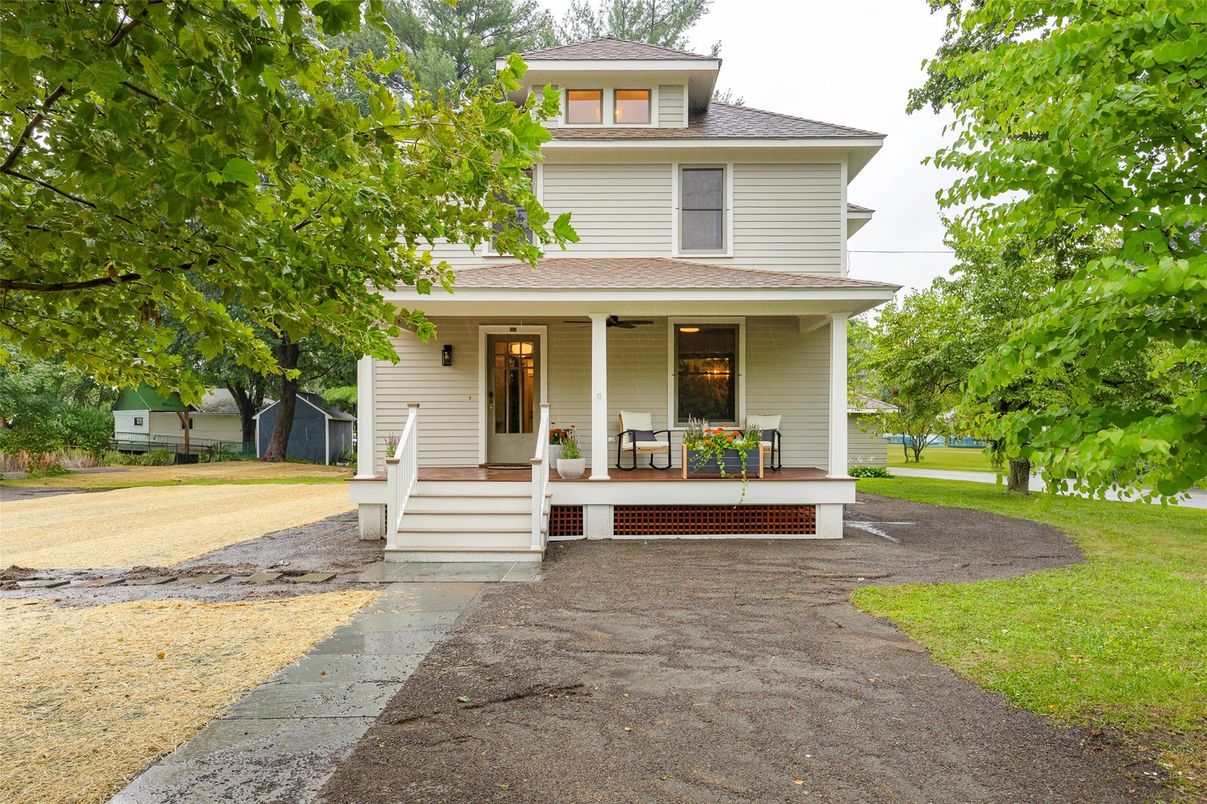 Exterior, Facade, American Foursquare