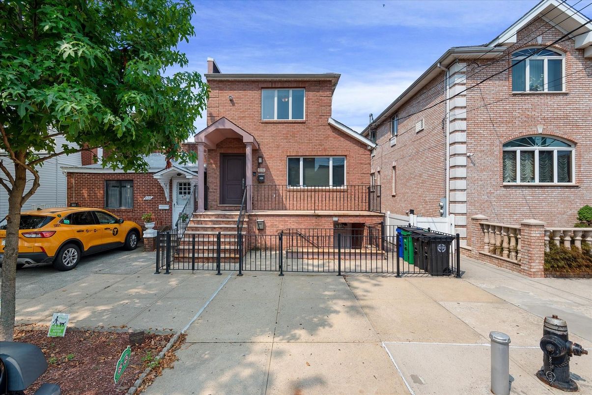 Exterior, Facade, Brick Facade, Rowhouse