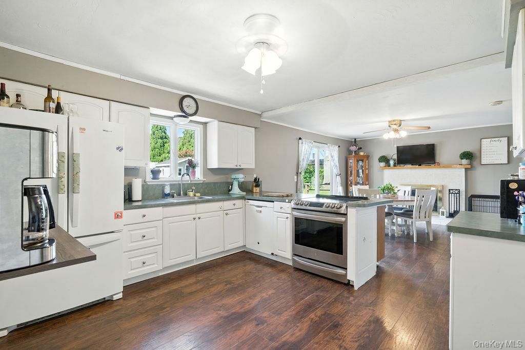 Dining room, Interior, Kitchen, Stainless Steel Appliances, Wood Texture Flooring