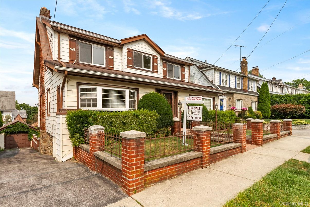 Exterior, Facade, American Foursquare