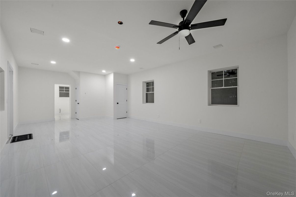 Empty room, Interior, Recessed Lighting