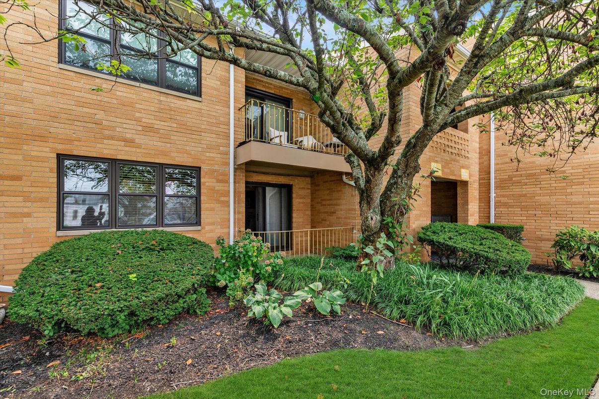 Exterior, Facade, Brick Facade, Rowhouse