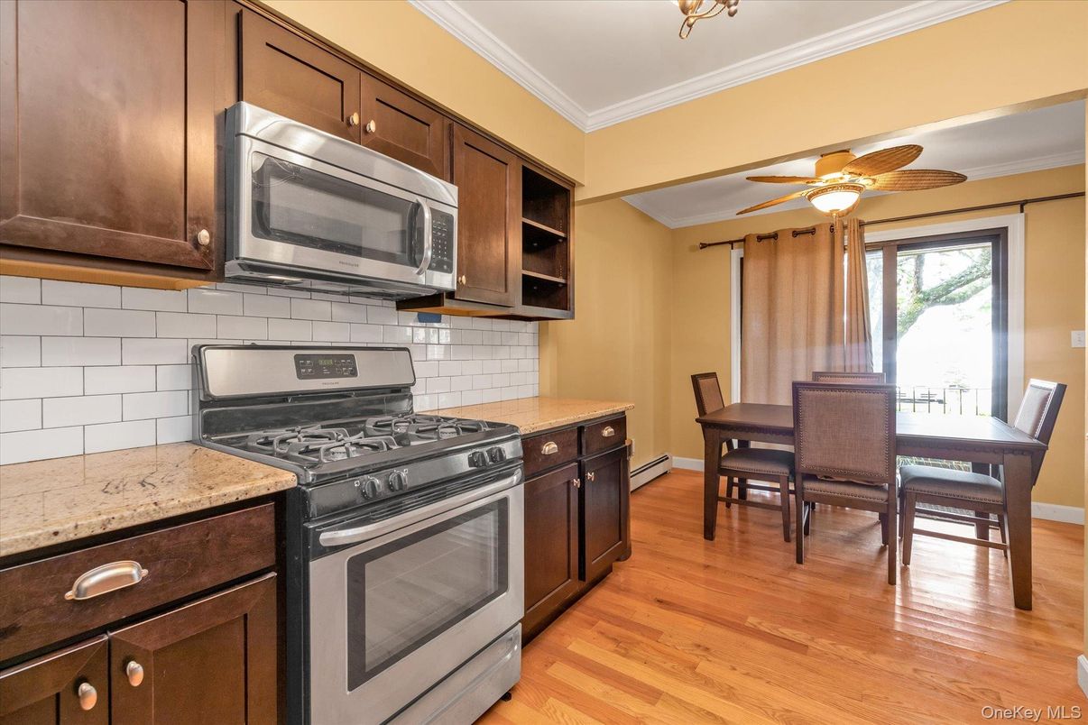 Dining room, Interior, Kitchen, Stainless Steel Appliances, Wood Texture Flooring
