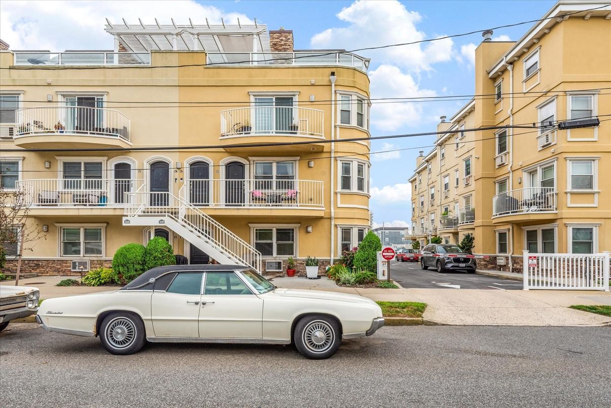 Exterior, Facade, Rowhouse