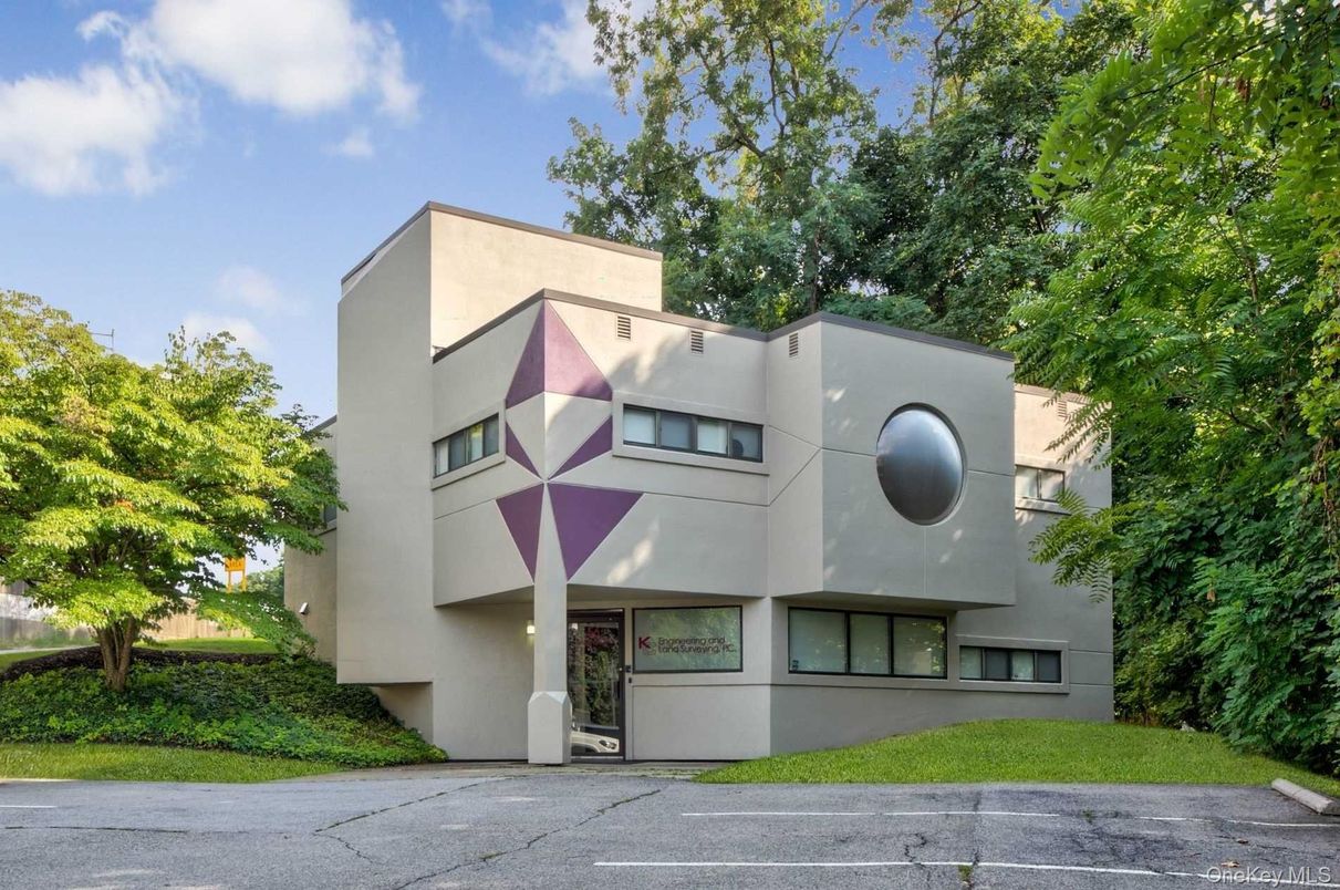 Exterior, Facade, Modern