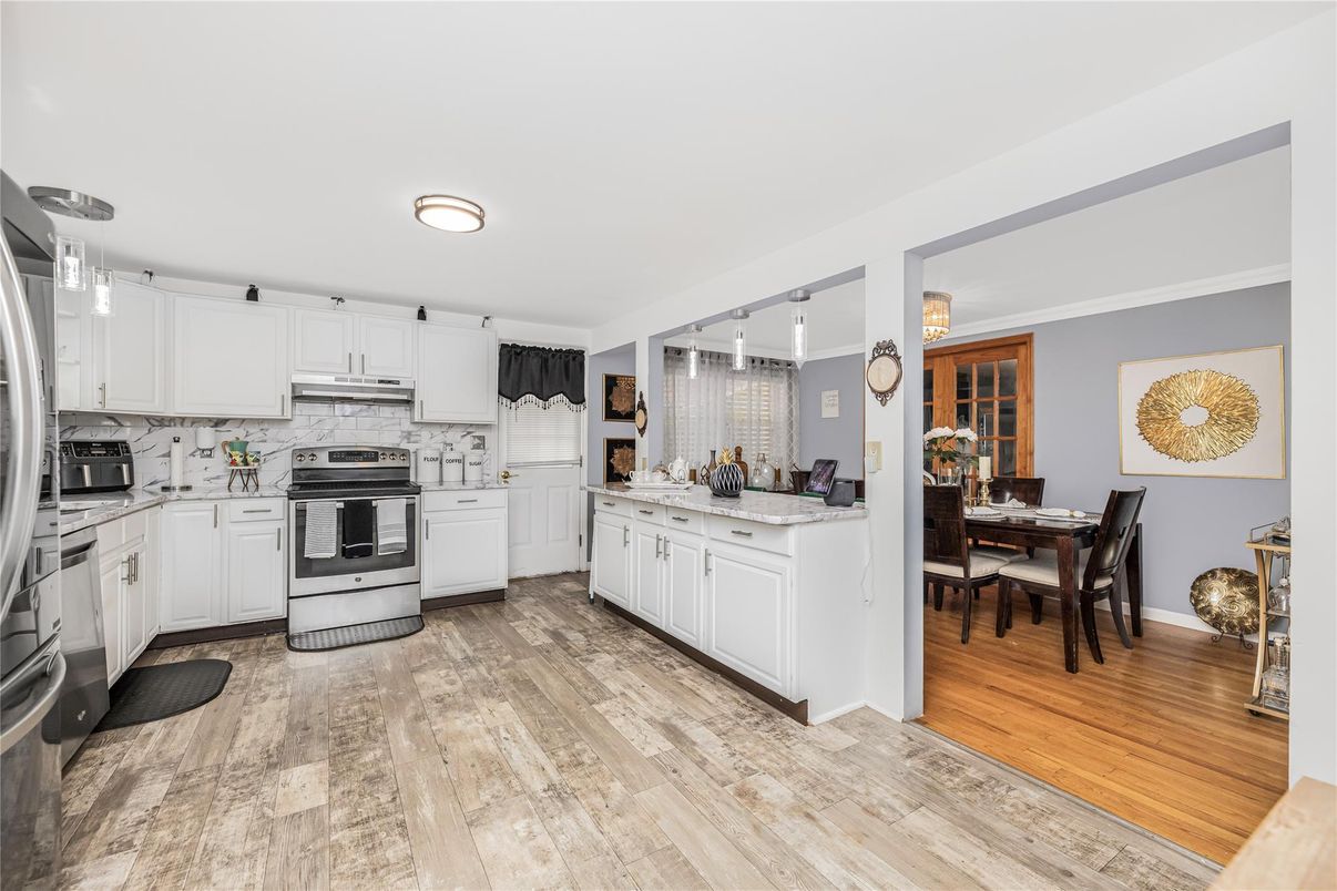 Dining room, Interior, Kitchen, Stainless Steel Appliances, Wood Texture Flooring